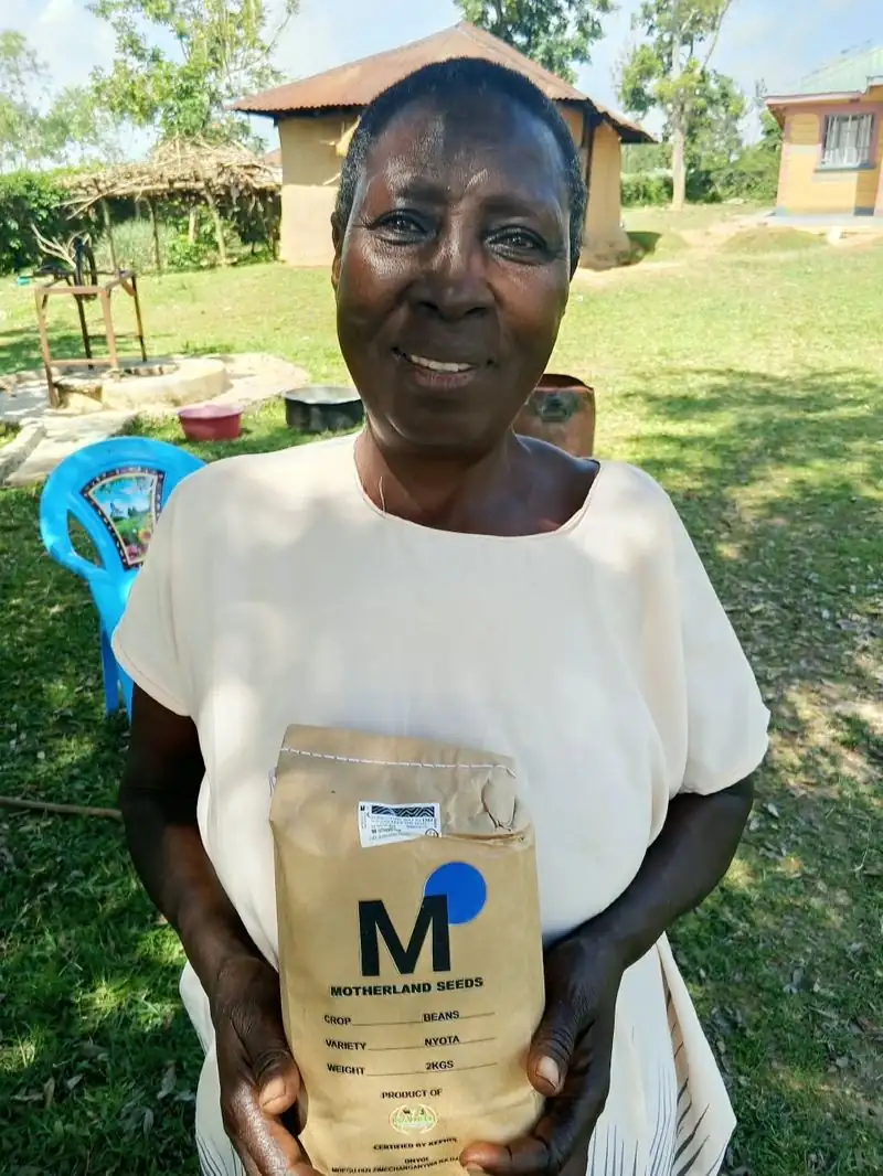 Ein Farmer im Siaya County mit einem Sack Saatgut