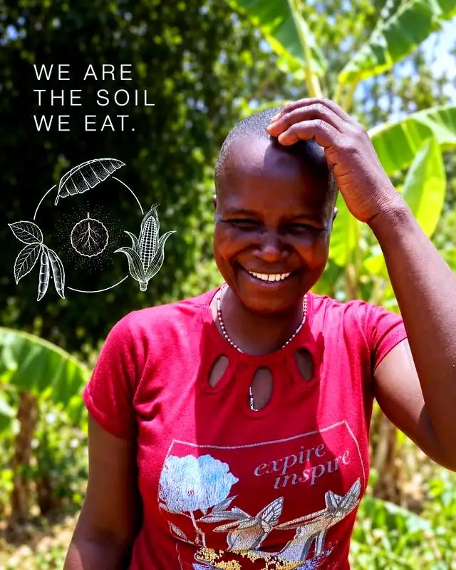 Eine lächelnde MOTHERLAND-Bäuerin aus Siaya County