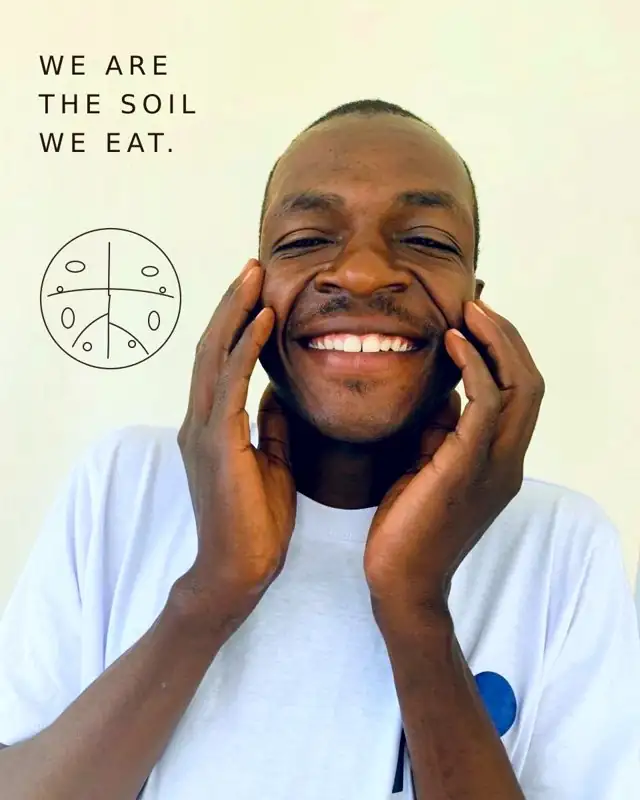 Ian Owuor Omondi, Agronom bei MOTHERLAND CBO, lachend mit den Händen an den Wangen