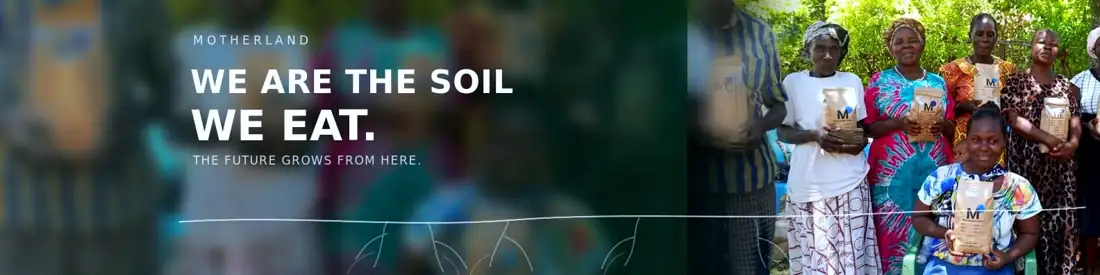 MOTHERLAND-Banner: Bäuerinnen in Siaya County halten Bohnenpackungen von MOTHERLAND