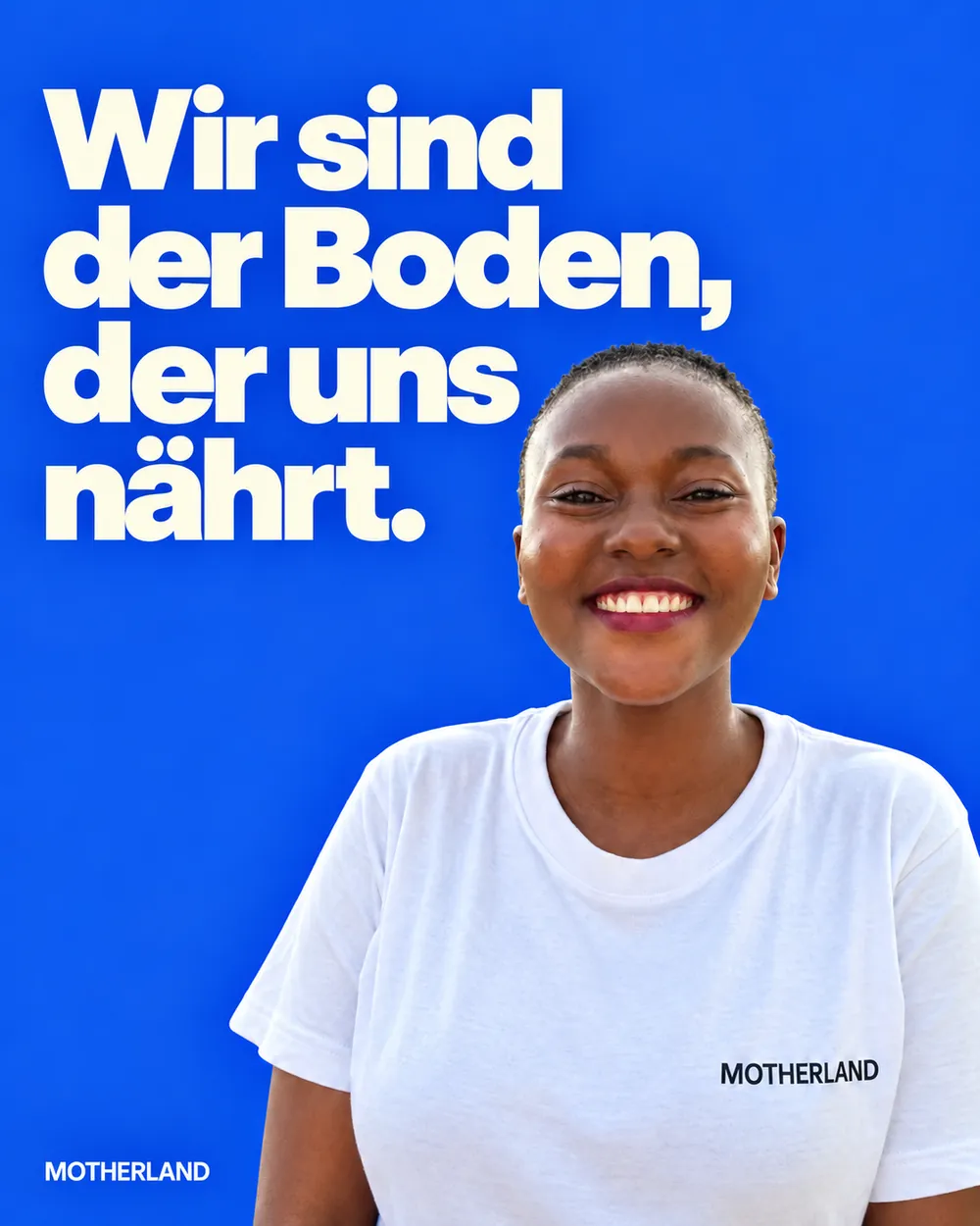 Kampagnenmotiv: junge Frau aus Siaya im MOTHERLAND-Shirt, lachend
